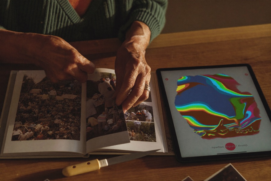 Gedruckte Fotos und Tablet mit Illustration, ein Fotobuch entsteht